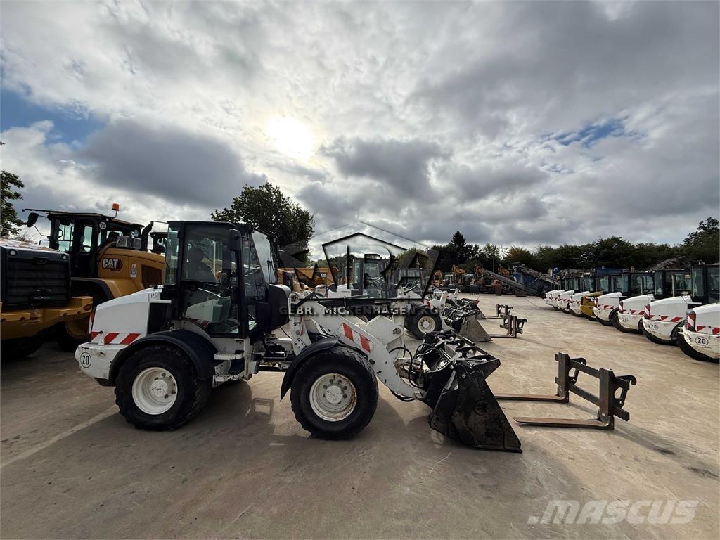 CAT 908M Iekrāvēji uz riteņiem