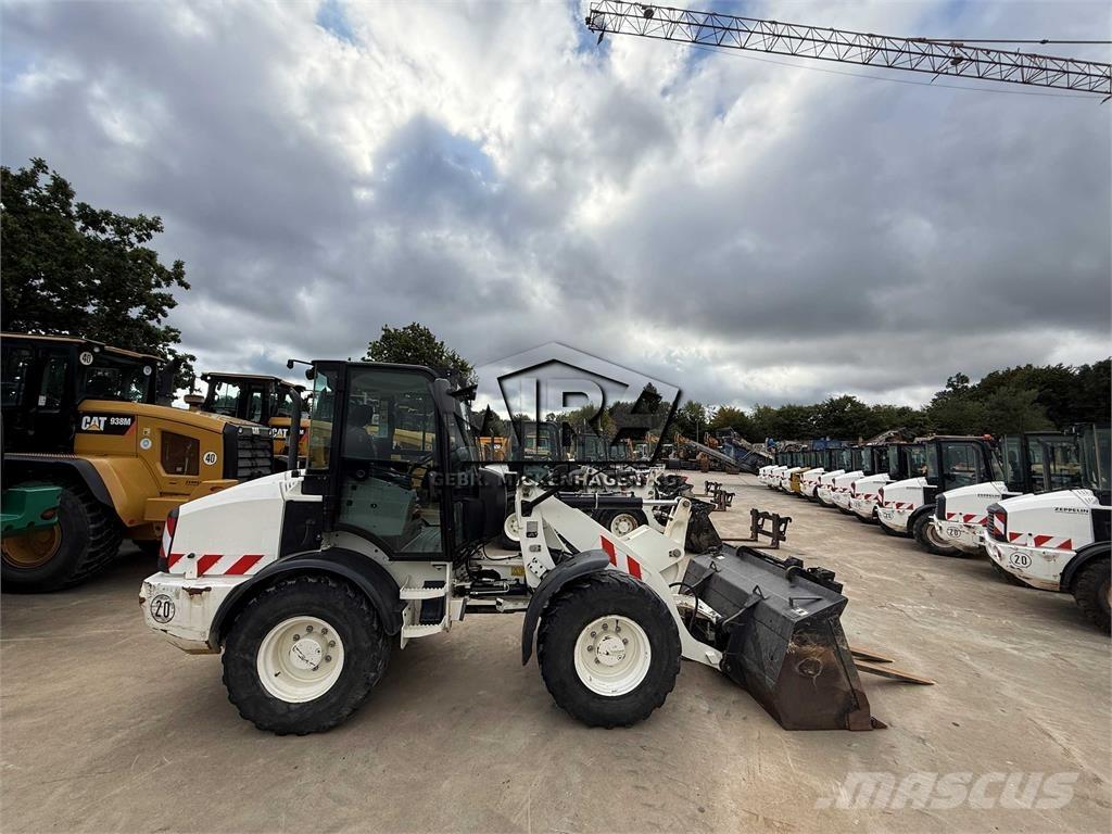 CAT 908M Iekrāvēji uz riteņiem