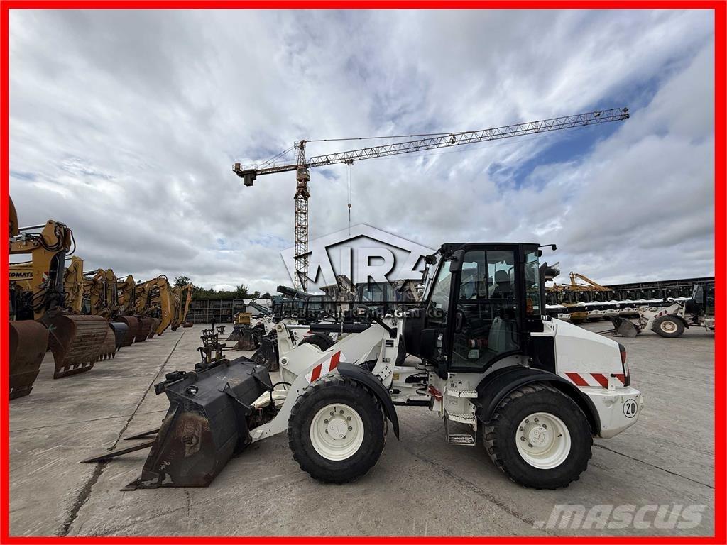 CAT 908M Iekrāvēji uz riteņiem