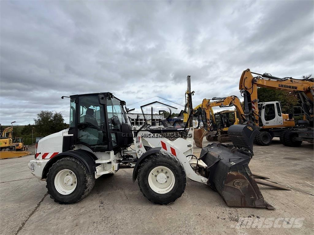 CAT 908M Iekrāvēji uz riteņiem