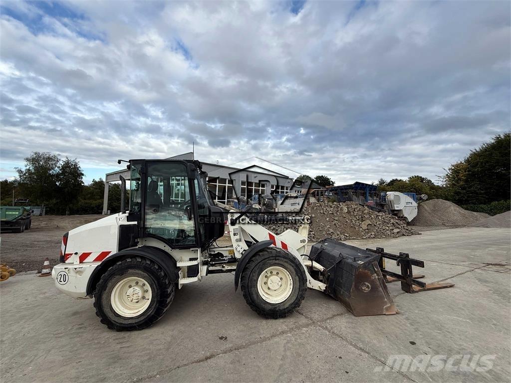 CAT 908M Iekrāvēji uz riteņiem