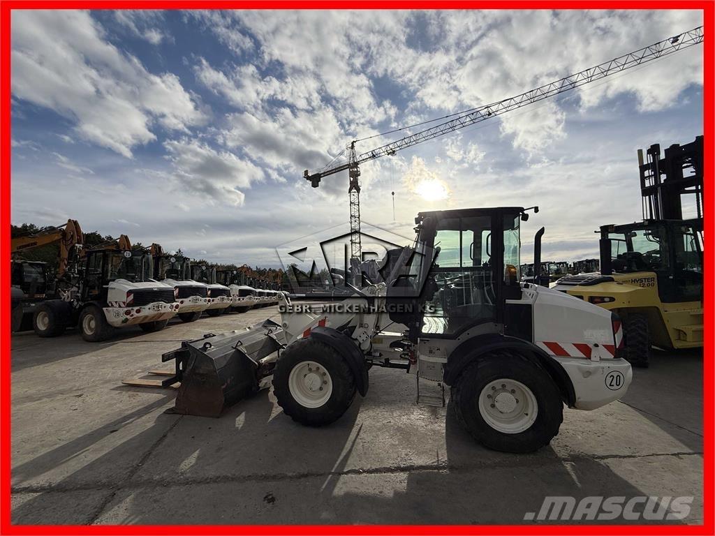 CAT 908M Iekrāvēji uz riteņiem