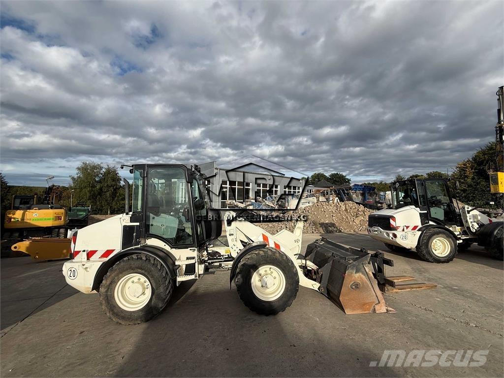 CAT 908M Iekrāvēji uz riteņiem