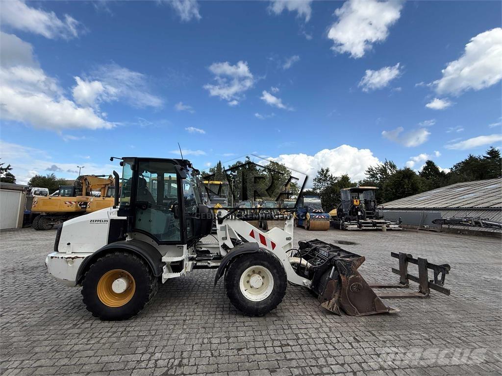 CAT 908M Iekrāvēji uz riteņiem