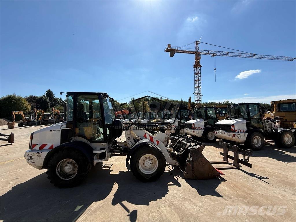 CAT 908M Iekrāvēji uz riteņiem
