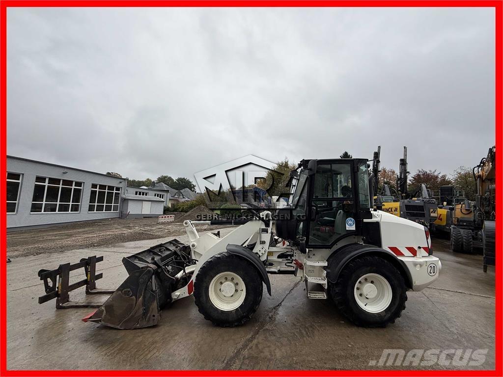 CAT 908M Iekrāvēji uz riteņiem