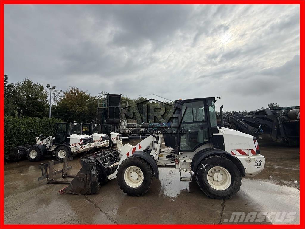 CAT 908M Iekrāvēji uz riteņiem