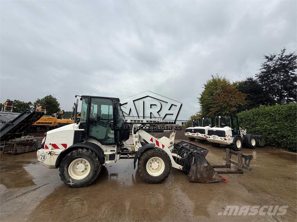 CAT 908M Iekrāvēji uz riteņiem