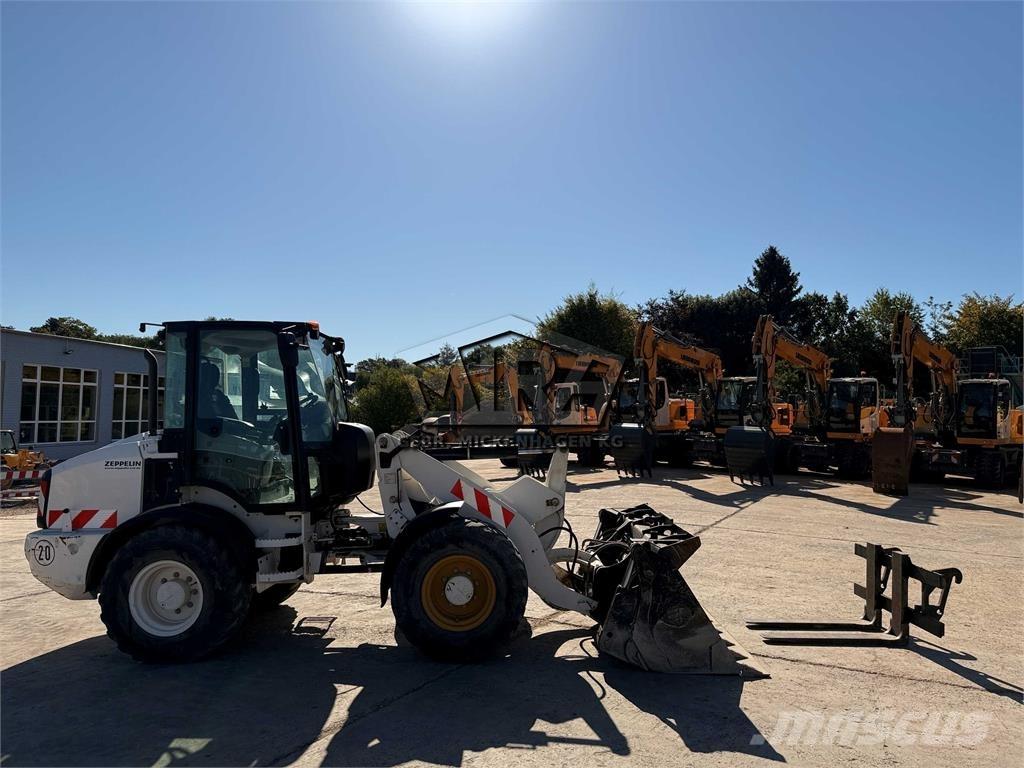 CAT 908M Iekrāvēji uz riteņiem