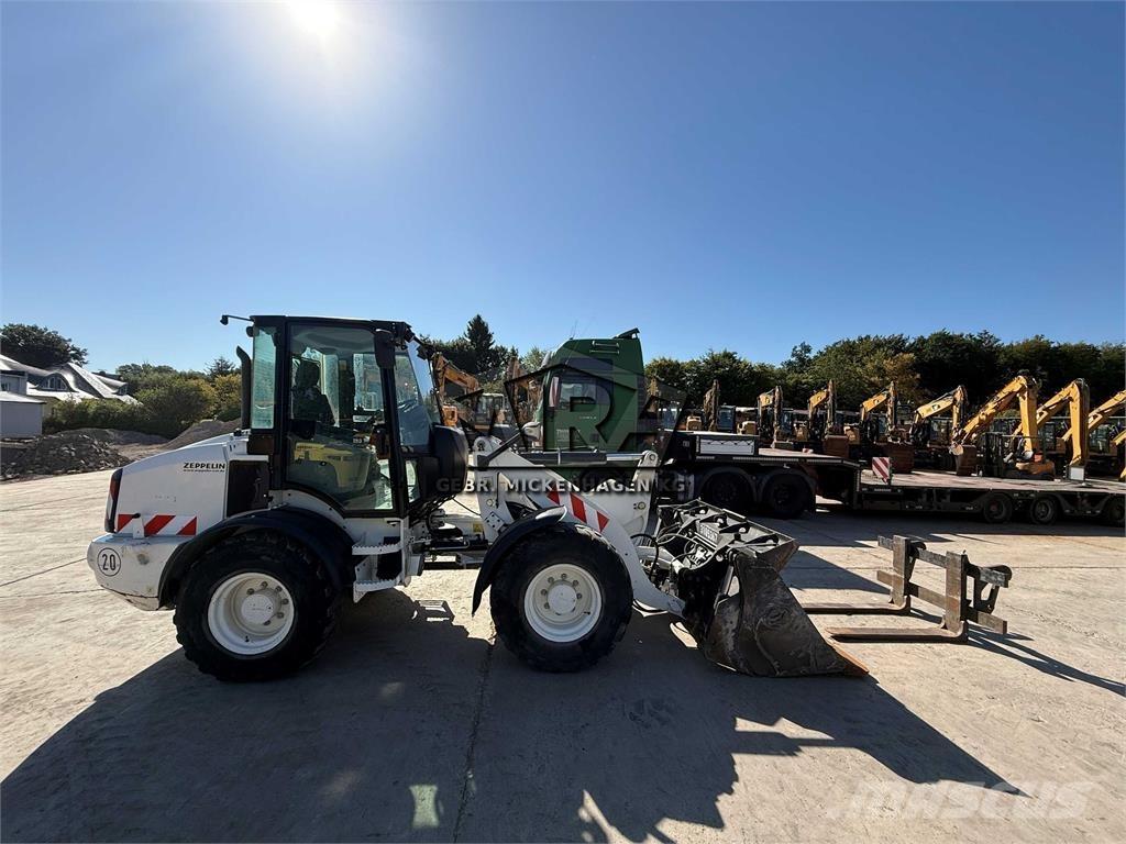CAT 908M Iekrāvēji uz riteņiem