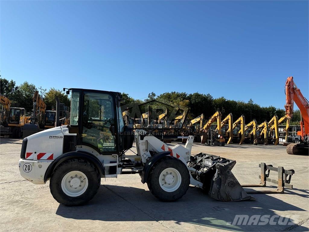CAT 908M Iekrāvēji uz riteņiem