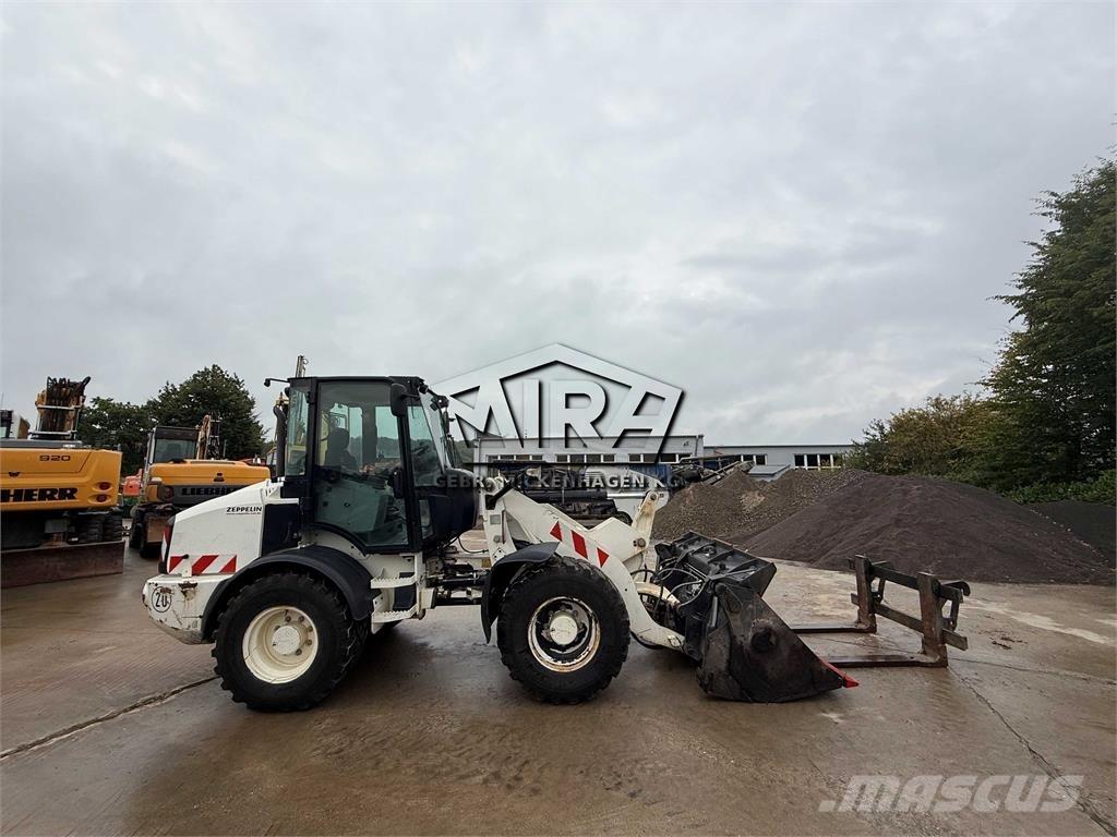 CAT 908M Iekrāvēji uz riteņiem