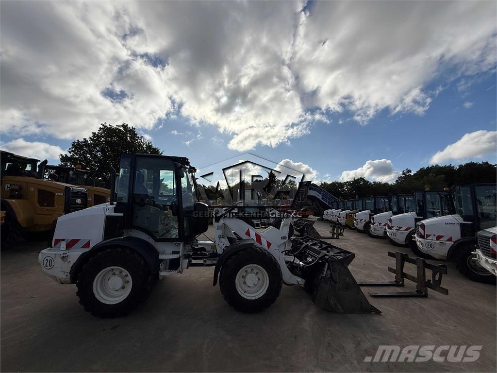 CAT 908M Iekrāvēji uz riteņiem