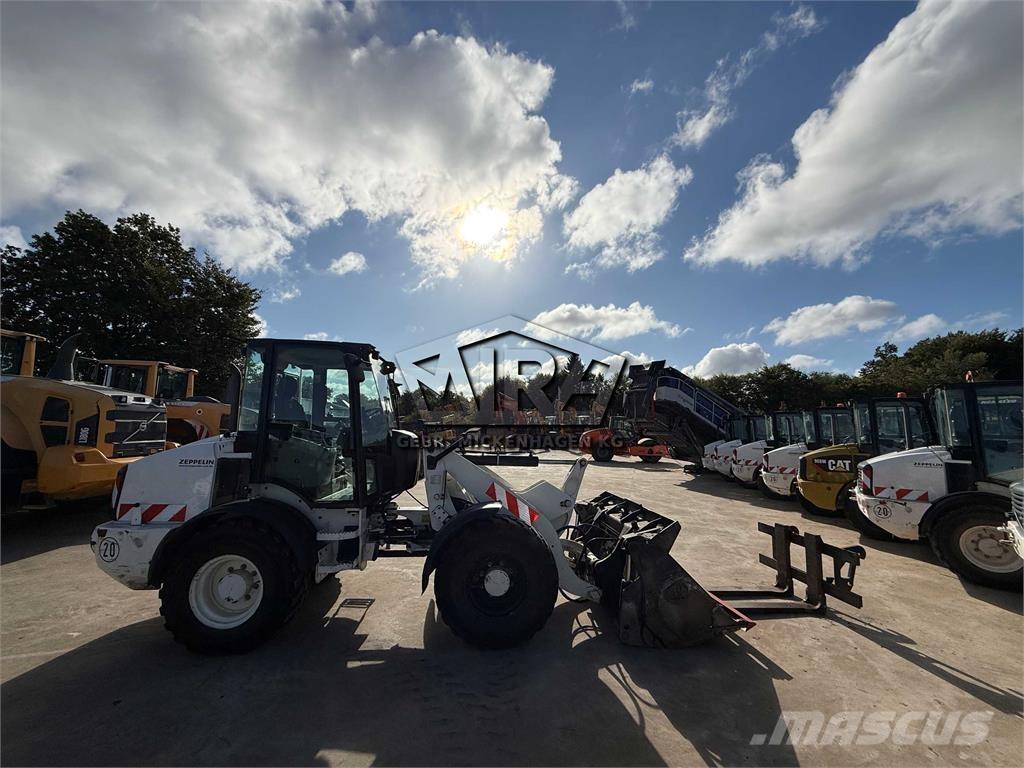 CAT 908M Iekrāvēji uz riteņiem