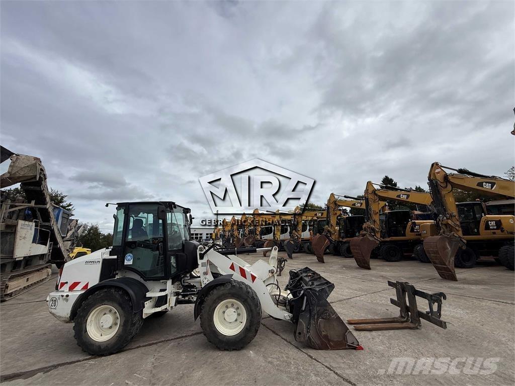 CAT 908M Iekrāvēji uz riteņiem