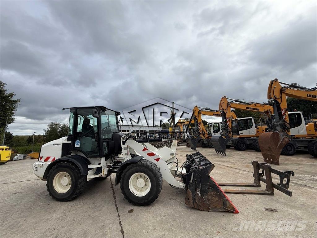 CAT 908M Iekrāvēji uz riteņiem
