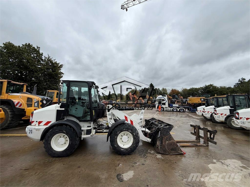 CAT 908M Iekrāvēji uz riteņiem