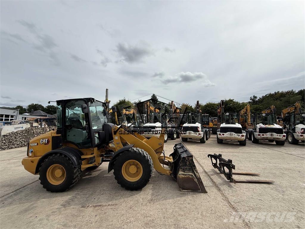CAT 908M Iekrāvēji uz riteņiem