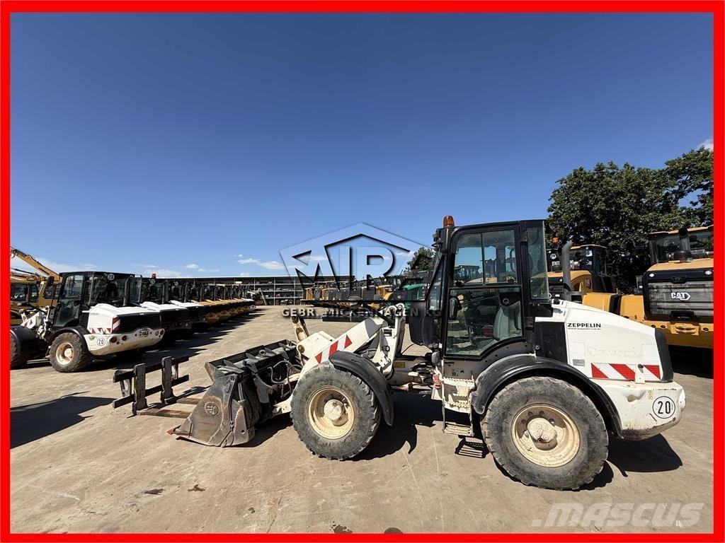 CAT 908M Iekrāvēji uz riteņiem
