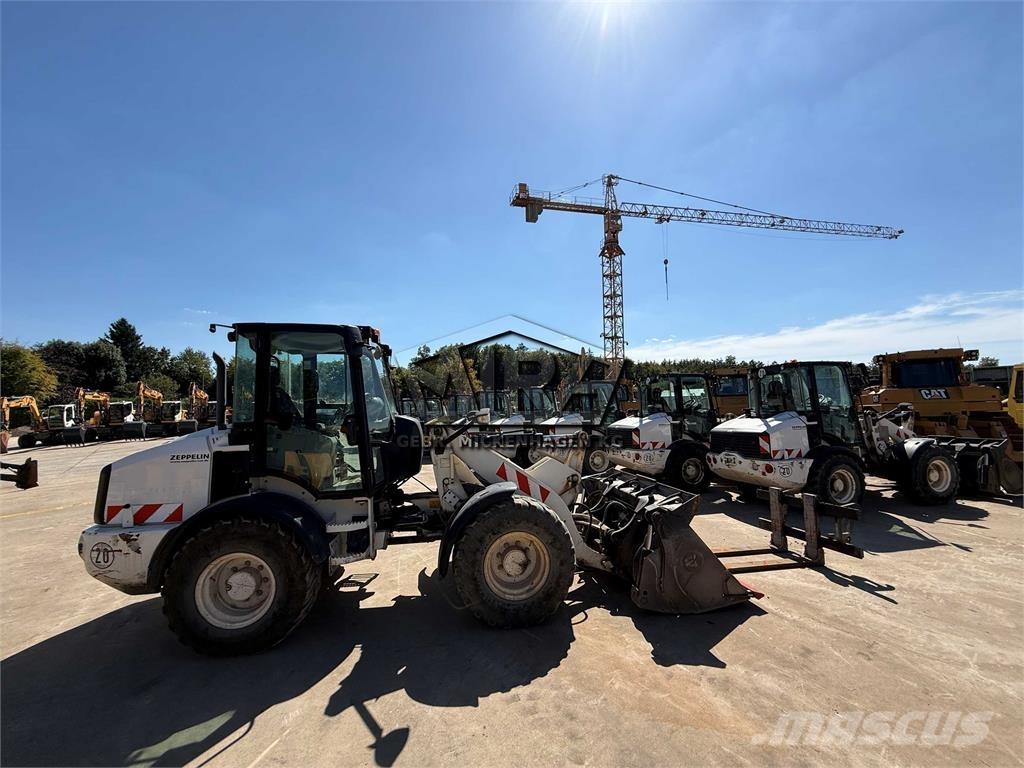 CAT 908M Iekrāvēji uz riteņiem