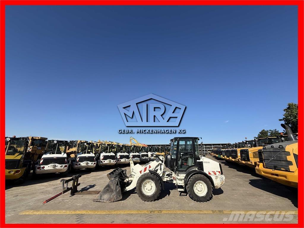 CAT 908M Iekrāvēji uz riteņiem