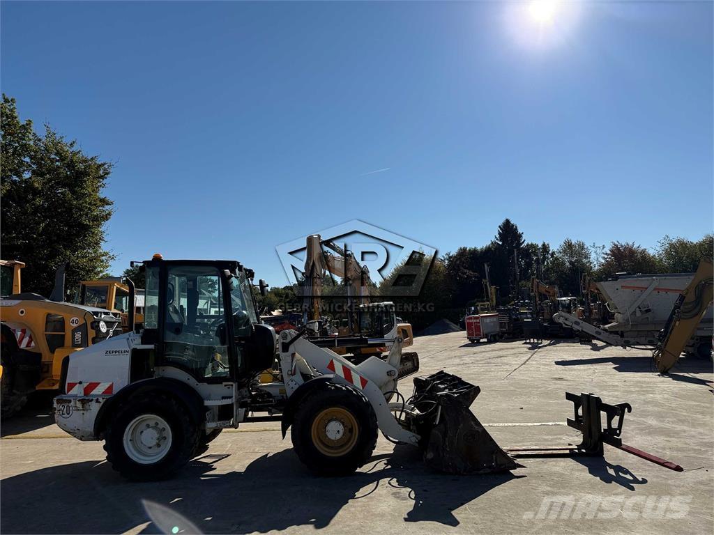 CAT 908M Iekrāvēji uz riteņiem