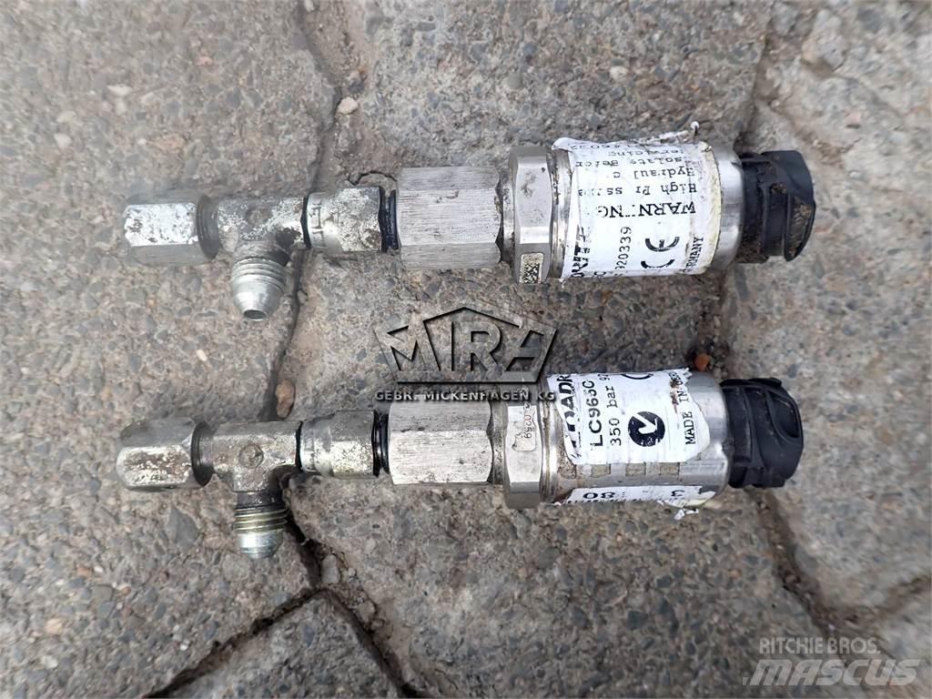 CAT 926 M/ Waage Kabīnes un interjers
