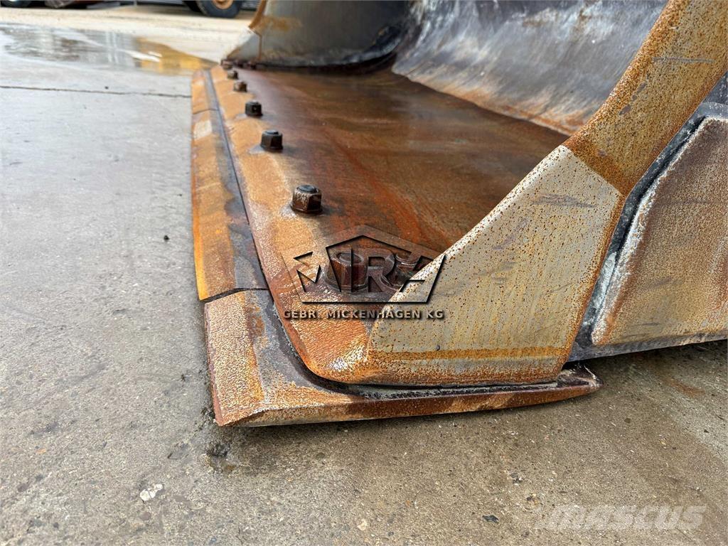 CAT 966K Iekrāvēji uz riteņiem