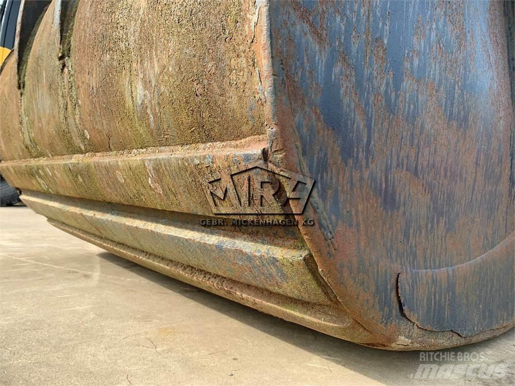 Komatsu 1800 mm Grāvju arkls