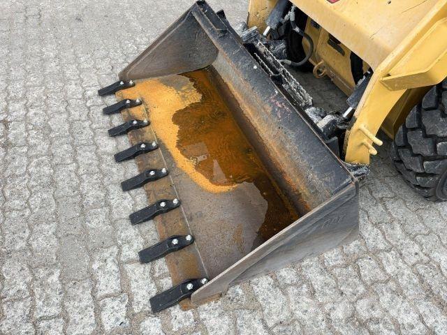 CAT 242D3 Būvniecība- Citi
