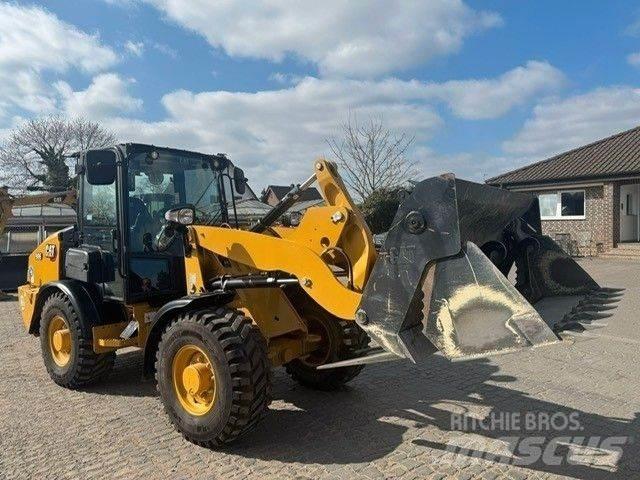 CAT 906 Iekrāvēji uz riteņiem