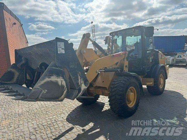 CAT 906 Iekrāvēji uz riteņiem