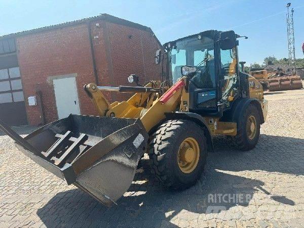 CAT 906 Iekrāvēji uz riteņiem