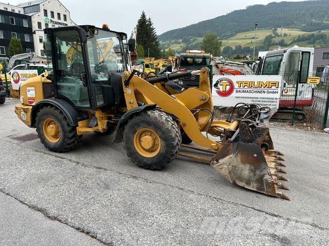 CAT 906H Ekskavatori uz riteņiem