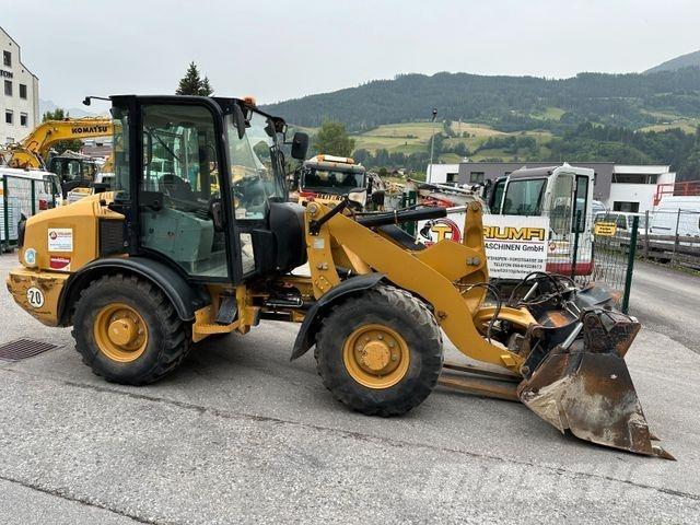 CAT 906H Ekskavatori uz riteņiem