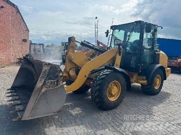 CAT 906M Iekrāvēji uz riteņiem
