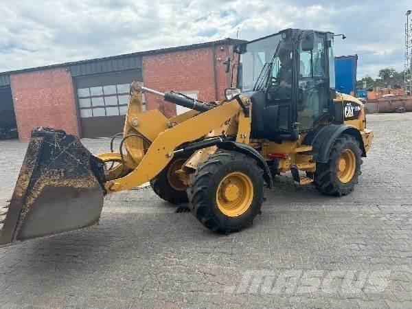 CAT 908 Iekrāvēji uz riteņiem