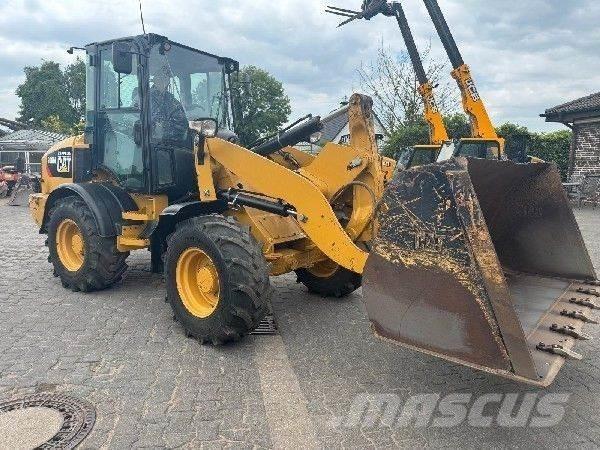 CAT 908 Iekrāvēji uz riteņiem