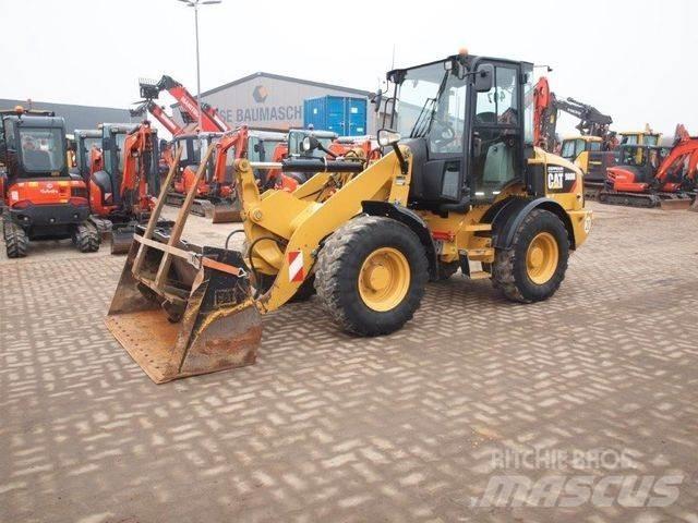 CAT 908M / 35 km/h Iekrāvēji uz riteņiem