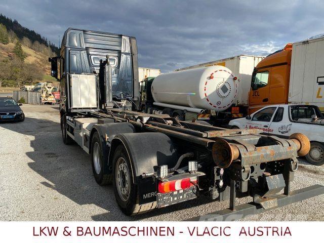 Mercedes-Benz 2563 Treileri ar āķi