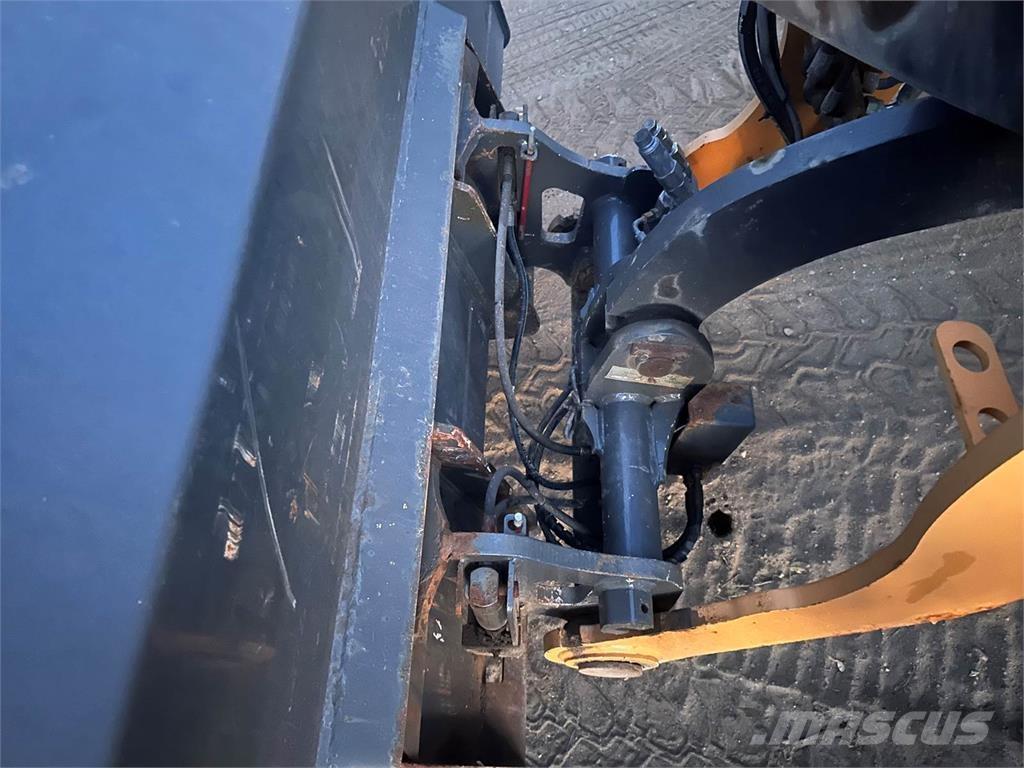 CASE 321F Iekrāvēji uz riteņiem