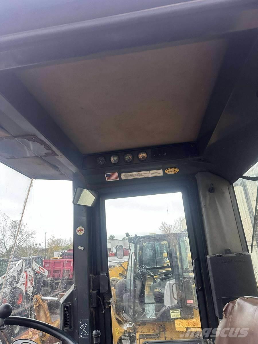 CASE 621B Iekrāvēji uz riteņiem