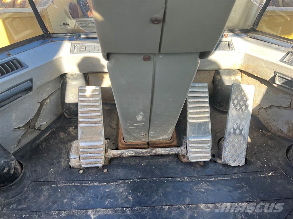 CASE 821C Iekrāvēji uz riteņiem