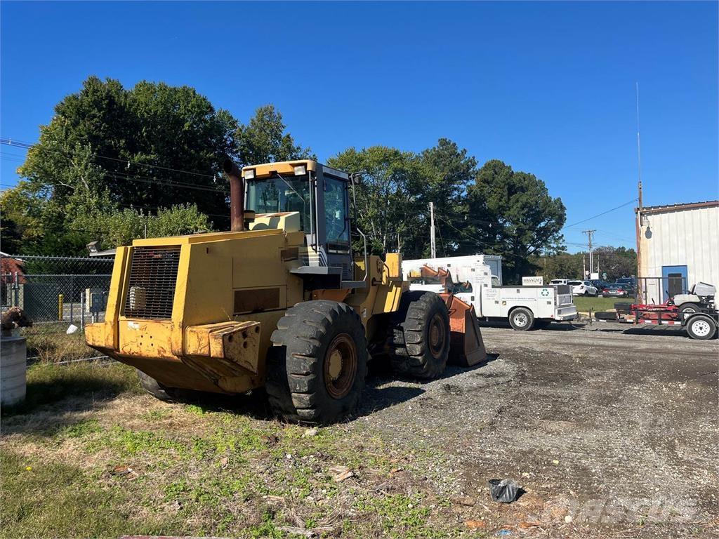 CASE 821C Iekrāvēji uz riteņiem