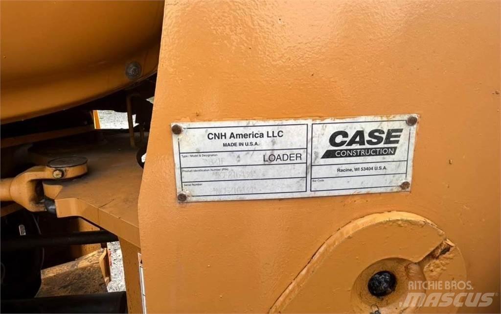 CASE 821F Iekrāvēji uz riteņiem