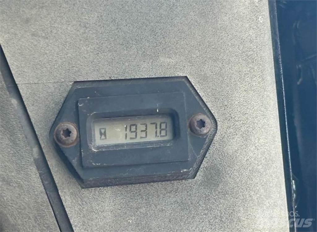 CAT 216B Lietoti riteņu kompaktiekrāvēji