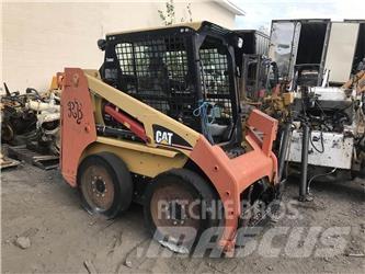 CAT 226B Lietoti riteņu kompaktiekrāvēji