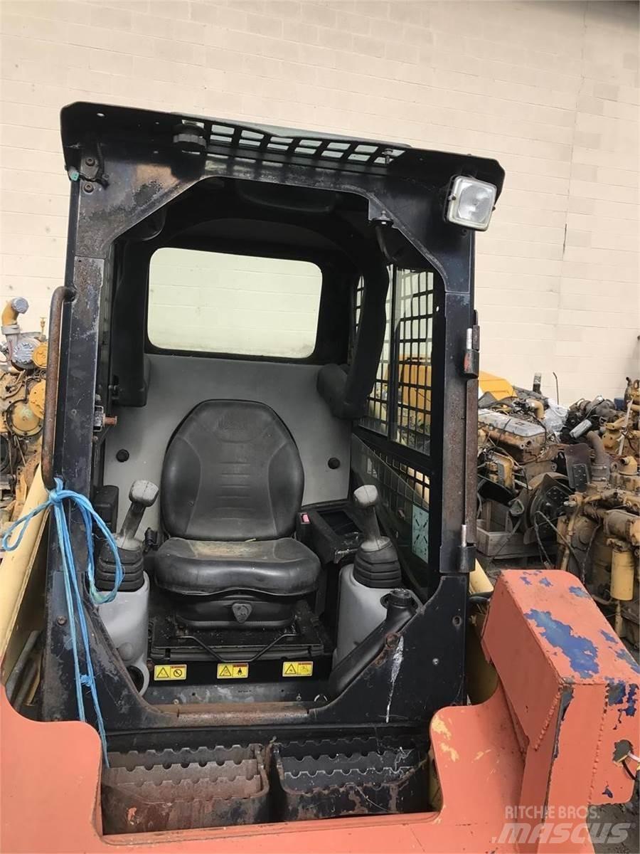 CAT 226B Lietoti riteņu kompaktiekrāvēji