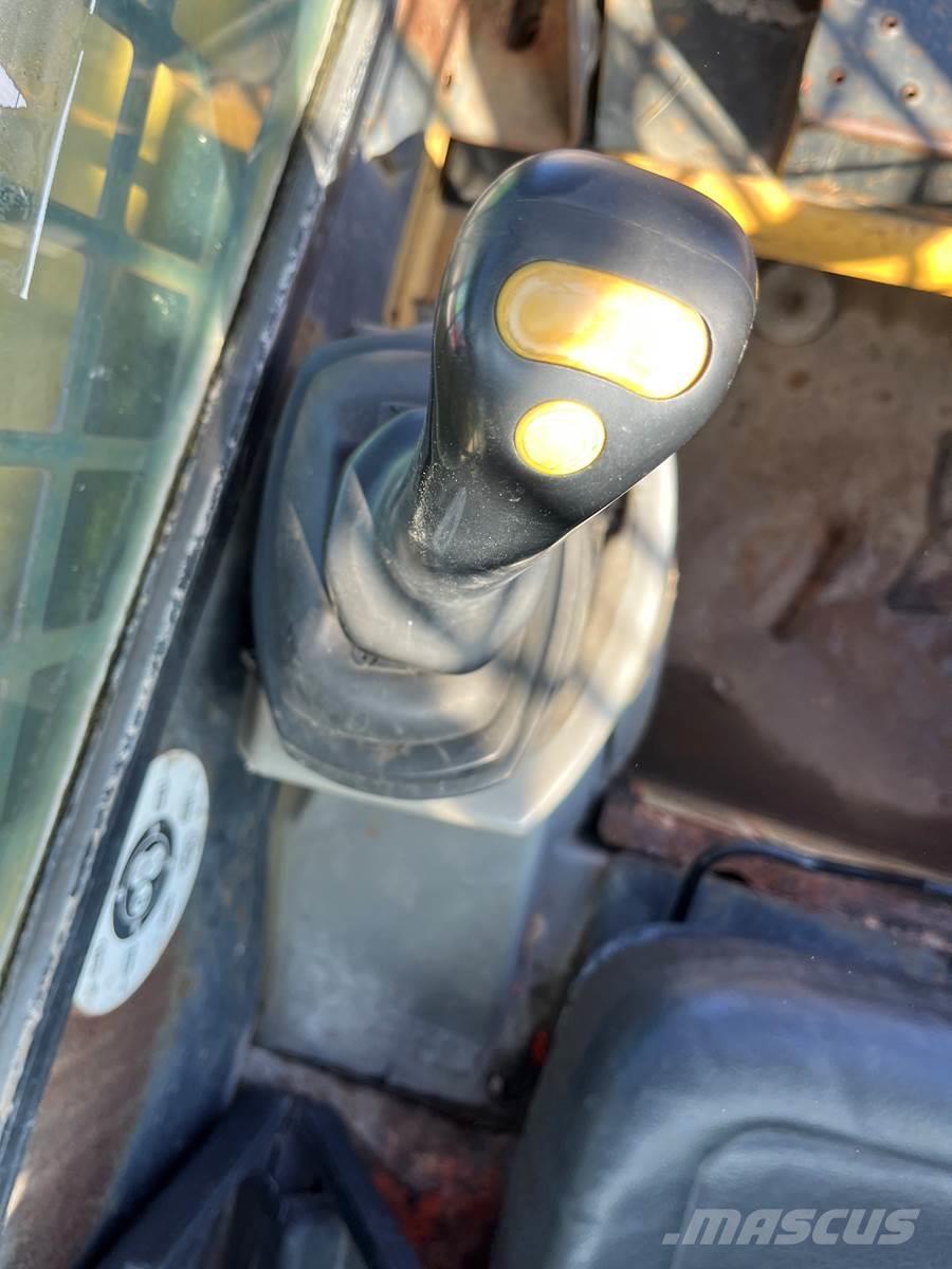 CAT 228 Lietoti riteņu kompaktiekrāvēji