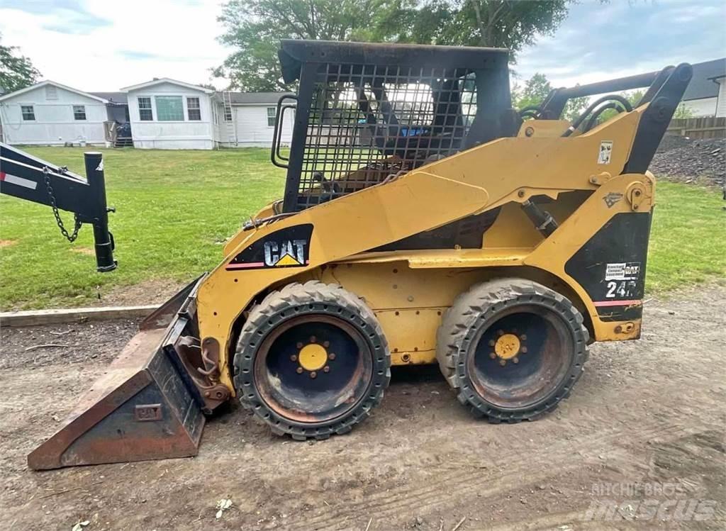 CAT 242 Lietoti riteņu kompaktiekrāvēji